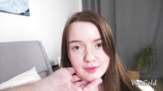 Eerste seks en ontbering vaginale maagdelijkheid van 18-jarige Angelica met haar stiefvader